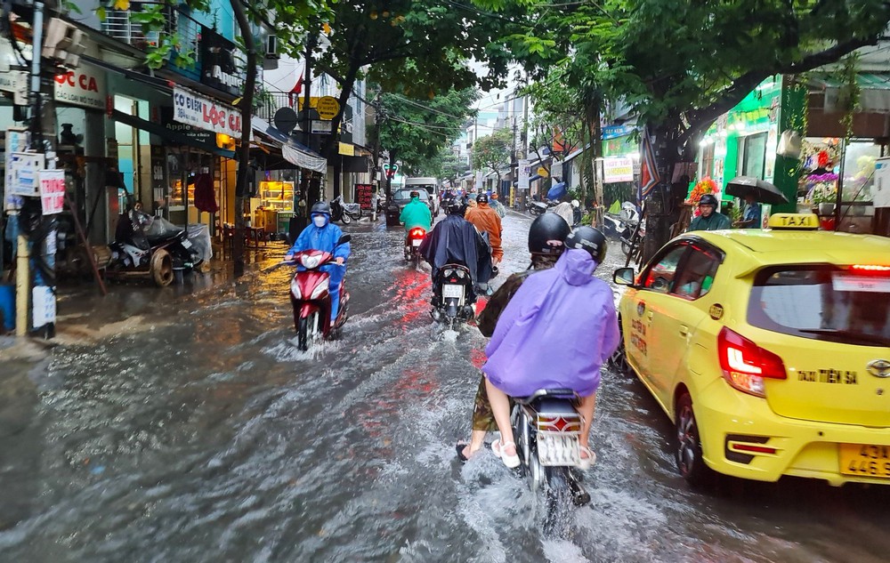 Đà Nẵng mưa trắng trời, phố biến thành sông, hàng loạt phương tiện bị chết máy - Ảnh 16.