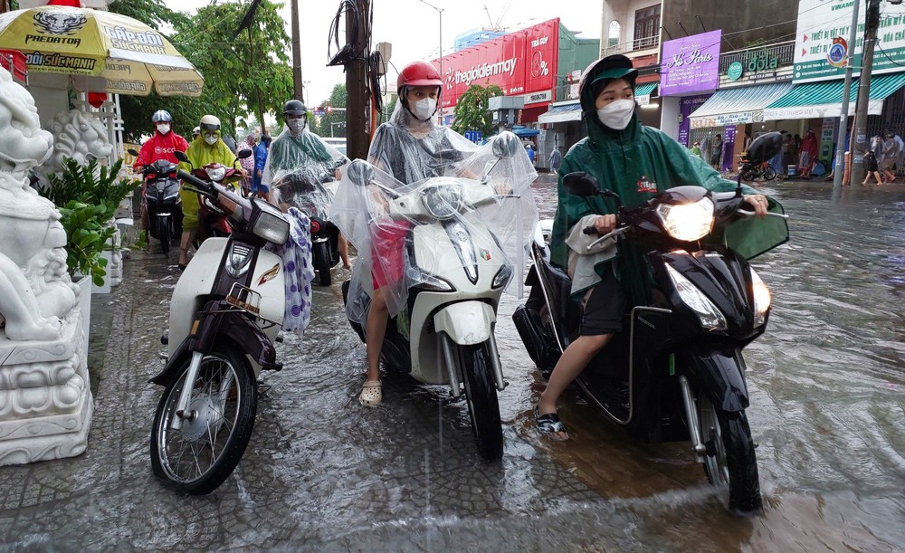 Đà Nẵng mưa trắng trời, phố biến thành sông, hàng loạt phương tiện bị chết máy - Ảnh 12.