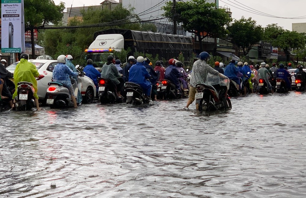 Đà Nẵng mưa trắng trời, phố biến thành sông, hàng loạt phương tiện bị chết máy - Ảnh 10.