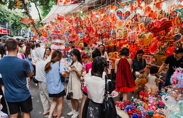 Ảnh: Phố Trung thu rực rỡ nhất Hà Nội tưng bừng đón người dân đến vui chơi, chụp ảnh - Ảnh 5.