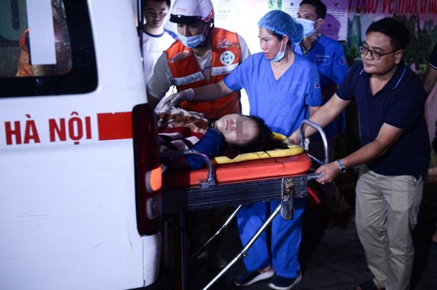 Có học sinh mất cả gia đình trong đám cháy chung cư mini ở Hà Nội - Ảnh 1. Có học sinh mất cả gia đình trong đám cháy chung cư mini ở Hà Nội - Ảnh 1.