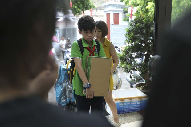 Người dân Hà Nội đội mưa đến nơi xảy ra vụ cháy chung cư mini, đặt hoa tưởng niệm các nạn nhân xấu số - Ảnh 16. Người dân Hà Nội đội mưa đến nơi xảy ra vụ cháy chung cư mini, đặt hoa tưởng niệm các nạn nhân xấu số - Ảnh 16.