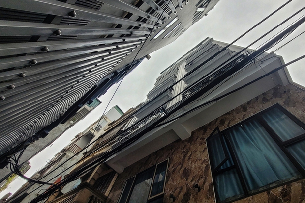 Ớn lạnh với những căn chung cư mini chen chúc tồn tại sâu trong các ngõ hẻm Hà Nội - Ảnh 7. Ớn lạnh với những căn chung cư mini chen chúc tồn tại sâu trong các ngõ hẻm Hà Nội - Ảnh 7.