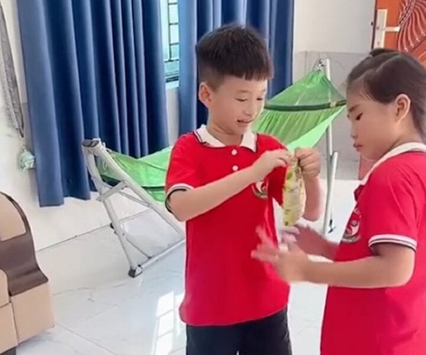 Clip mẹ khoe con trai tiểu học ga lăng khi tiếp bạn gái tại nhà gây sốt mạng - Ảnh 3.