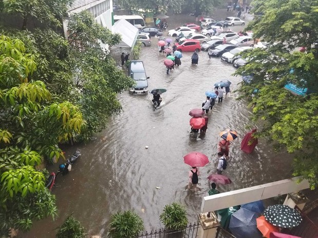 Hà Nội mưa lớn, cô giáo vừa dạy học vừa tát nước, học sinh bơi giữa sân trường - Ảnh 8.