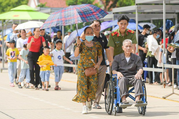 Hàng nghìn người xếp hàng vào Lăng viếng Bác trong ngày 2/9 - Ảnh 6.