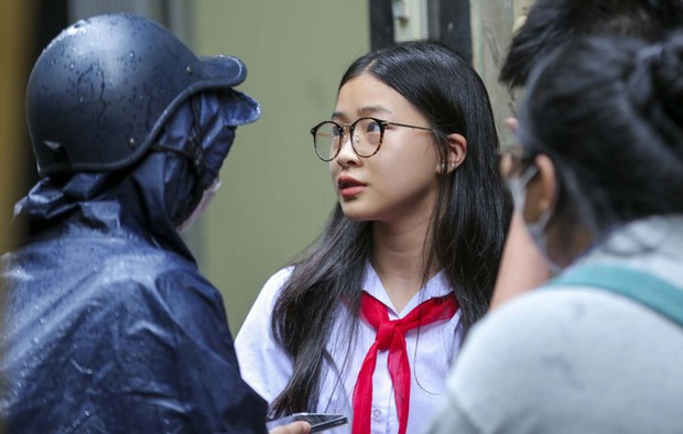 Người dân Hà Nội đội mưa đến nơi xảy ra vụ cháy chung cư mini, đặt hoa tưởng niệm các nạn nhân xấu số - Ảnh 6. Người dân Hà Nội đội mưa đến nơi xảy ra vụ cháy chung cư mini, đặt hoa tưởng niệm các nạn nhân xấu số - Ảnh 6.