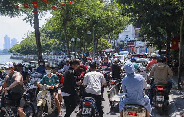 Ngày đầu nghỉ lễ 2/9, giới trẻ nô nức chụp ảnh trên những con đường đẹp nhất Hà Nội - Ảnh 2.