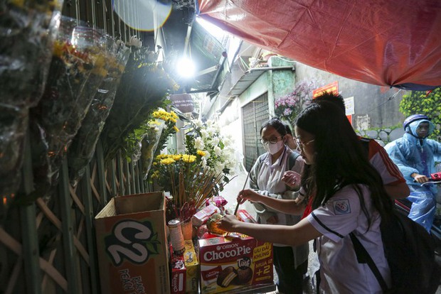 Người dân Hà Nội đội mưa đến nơi xảy ra vụ cháy chung cư mini, đặt hoa tưởng niệm các nạn nhân xấu số - Ảnh 5. Người dân Hà Nội đội mưa đến nơi xảy ra vụ cháy chung cư mini, đặt hoa tưởng niệm các nạn nhân xấu số - Ảnh 5.