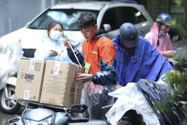 Người dân Hà Nội đội mưa đến nơi xảy ra vụ cháy chung cư mini, đặt hoa tưởng niệm các nạn nhân xấu số - Ảnh 15. Người dân Hà Nội đội mưa đến nơi xảy ra vụ cháy chung cư mini, đặt hoa tưởng niệm các nạn nhân xấu số - Ảnh 15.