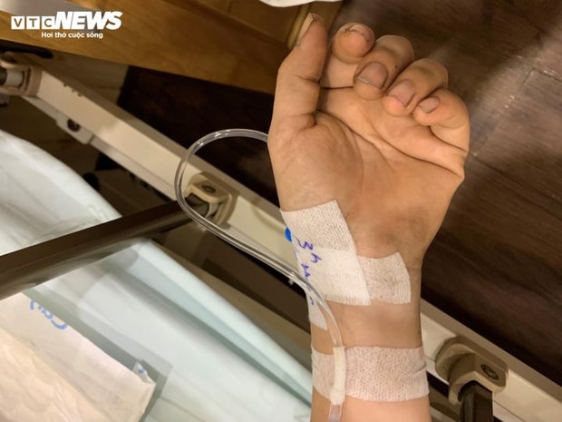 Cô giáo Hà Nội nhớ lại phút tử thần chồng ôm con nhảy xuống mái tôn từ tầng 3 - Ảnh 2. Cô giáo Hà Nội nhớ lại phút tử thần chồng ôm con nhảy xuống mái tôn từ tầng 3 - Ảnh 2.