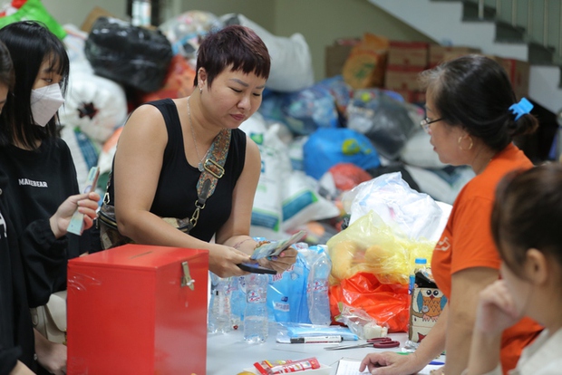 Những tấm lòng hảo tâm gửi đến các nạn nhân vụ cháy chung cư mini - Ảnh 11. Những tấm lòng hảo tâm gửi đến các nạn nhân vụ cháy chung cư mini - Ảnh 11.