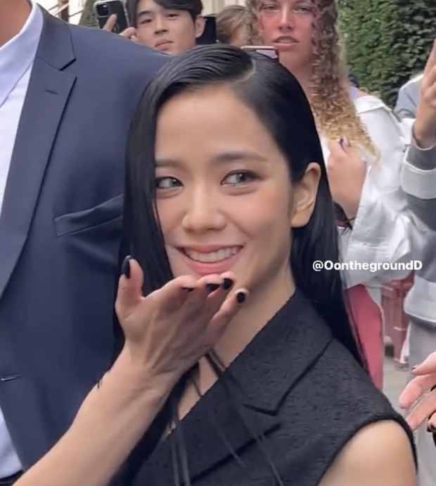 Jisoo (BLACKPINK) bị dìm thê thảm trong ảnh chụp vội tại Paris Fashion Week, liệu có gây thất vọng qua clip cam thường? - Ảnh 4.