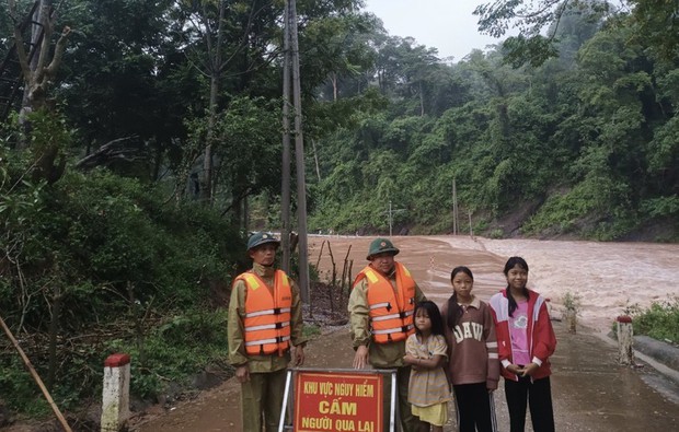 4 tại chỗ mùa mưa lũ giữ an toàn cho thầy và trò - Ảnh 1.