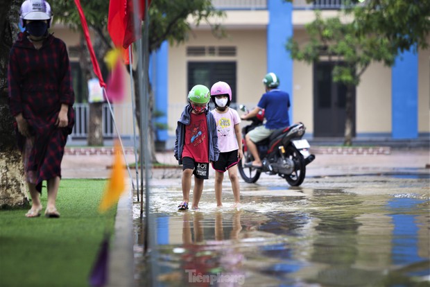 Cám cảnh ngôi trường khốn khổ, hễ mưa to là ngập, thầy trò hì hụi vét bùn - Ảnh 13.