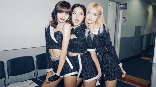 Lisa mặc outfit bốc lửa diễn tại hộp đêm thoát y, Rosé - Jisoo phản ứng thế nào khi xem show? - Ảnh 4.