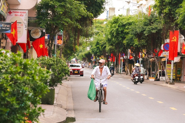 TP.HCM yên bình sáng 2/9: Mọi góc phố phấp phới cờ hoa - Ảnh 3.