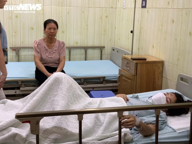 Cô giáo Hà Nội nhớ lại phút tử thần chồng ôm con nhảy xuống mái tôn từ tầng 3 - Ảnh 1. Cô giáo Hà Nội nhớ lại phút tử thần chồng ôm con nhảy xuống mái tôn từ tầng 3 - Ảnh 1.