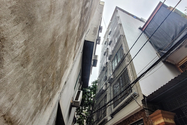 Ớn lạnh với những căn chung cư mini chen chúc tồn tại sâu trong các ngõ hẻm Hà Nội - Ảnh 5. Ớn lạnh với những căn chung cư mini chen chúc tồn tại sâu trong các ngõ hẻm Hà Nội - Ảnh 5.