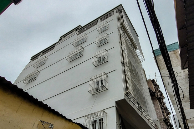 Ớn lạnh với những căn chung cư mini chen chúc tồn tại sâu trong các ngõ hẻm Hà Nội - Ảnh 4. Ớn lạnh với những căn chung cư mini chen chúc tồn tại sâu trong các ngõ hẻm Hà Nội - Ảnh 4.