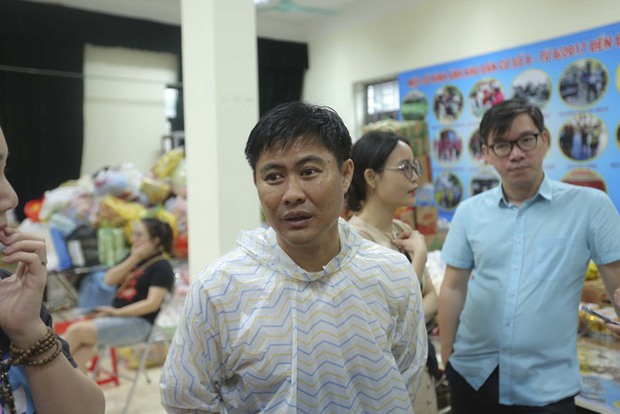 Người dân Hà Nội đội mưa đến nơi xảy ra vụ cháy chung cư mini, đặt hoa tưởng niệm các nạn nhân xấu số - Ảnh 13. Người dân Hà Nội đội mưa đến nơi xảy ra vụ cháy chung cư mini, đặt hoa tưởng niệm các nạn nhân xấu số - Ảnh 13.