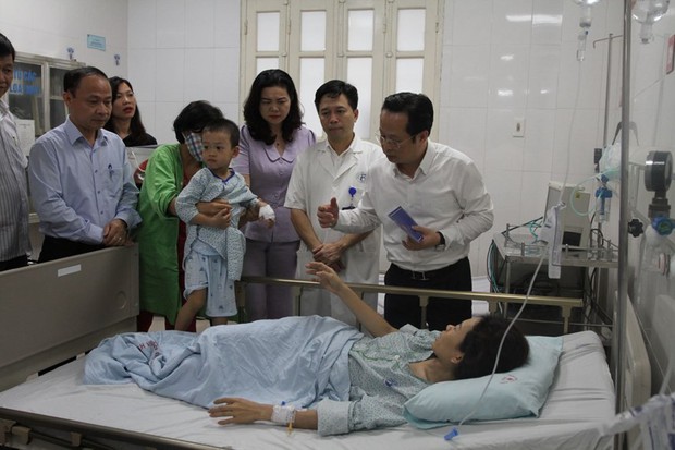 Thêm giáo viên bị thương trong vụ cháy chung cư mini - Ảnh 1. Thêm giáo viên bị thương trong vụ cháy chung cư mini - Ảnh 1.