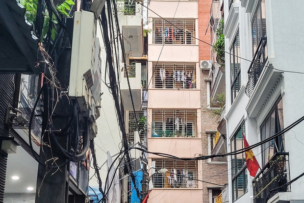 Ớn lạnh với những căn chung cư mini chen chúc tồn tại sâu trong các ngõ hẻm Hà Nội - Ảnh 3. Ớn lạnh với những căn chung cư mini chen chúc tồn tại sâu trong các ngõ hẻm Hà Nội - Ảnh 3.