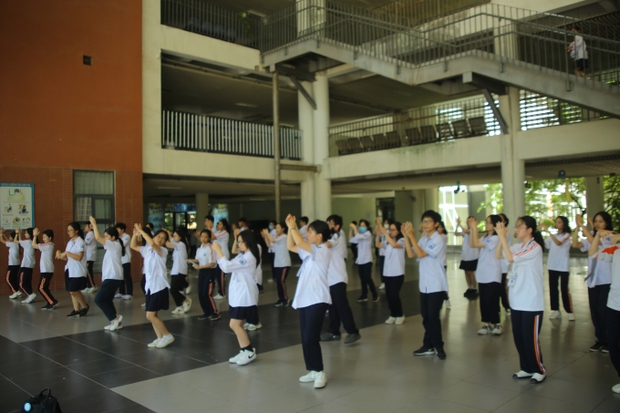 Đón học sinh mới độc như trường Ams: Gần 400 nam thanh nữ tú cùng nhảy flashmob xịn y phim Mỹ - Ảnh 4.