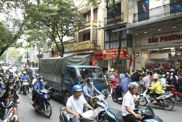 Hà Nội: Đi hơn 10km, xếp hàng chờ cả tiếng đồng hồ để mua bánh Trung thu - Ảnh 11.