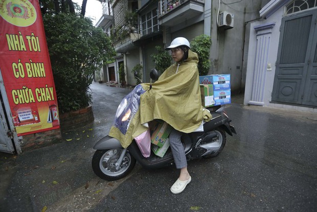 Người dân Hà Nội đội mưa đến nơi xảy ra vụ cháy chung cư mini, đặt hoa tưởng niệm các nạn nhân xấu số - Ảnh 12. Người dân Hà Nội đội mưa đến nơi xảy ra vụ cháy chung cư mini, đặt hoa tưởng niệm các nạn nhân xấu số - Ảnh 12.