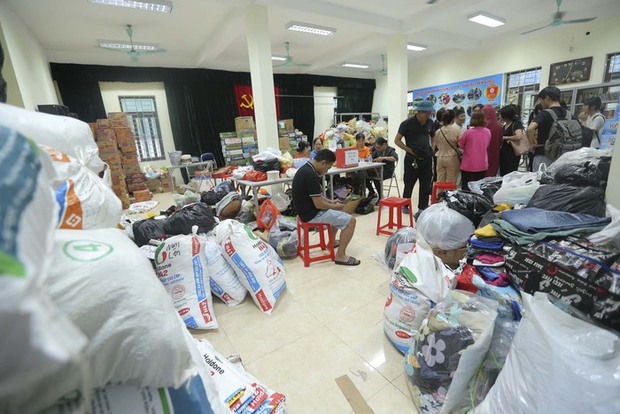 Người dân Hà Nội đội mưa đến nơi xảy ra vụ cháy chung cư mini, đặt hoa tưởng niệm các nạn nhân xấu số - Ảnh 11. Người dân Hà Nội đội mưa đến nơi xảy ra vụ cháy chung cư mini, đặt hoa tưởng niệm các nạn nhân xấu số - Ảnh 11.