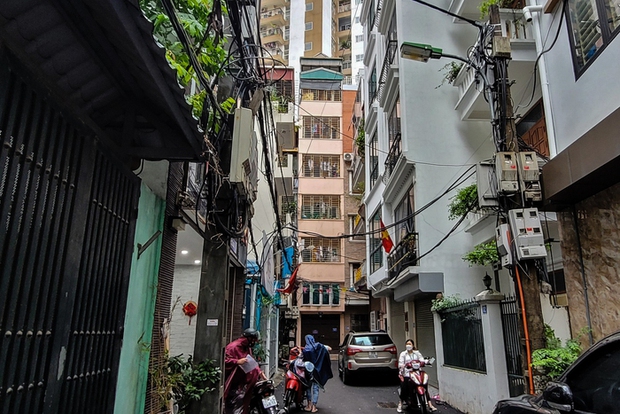 Ớn lạnh với những căn chung cư mini chen chúc tồn tại sâu trong các ngõ hẻm Hà Nội - Ảnh 1. Ớn lạnh với những căn chung cư mini chen chúc tồn tại sâu trong các ngõ hẻm Hà Nội - Ảnh 1.