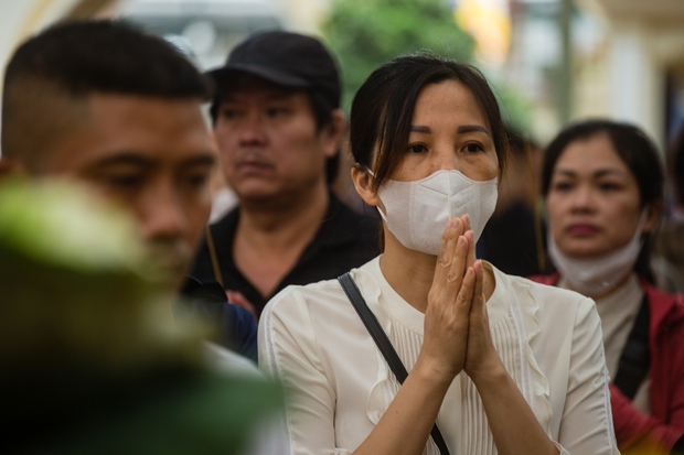 Người dân đội mưa, bật khóc trong lễ cầu siêu cho các nạn nhân vụ cháy chung cư mini ở Hà Nội - Ảnh 9.