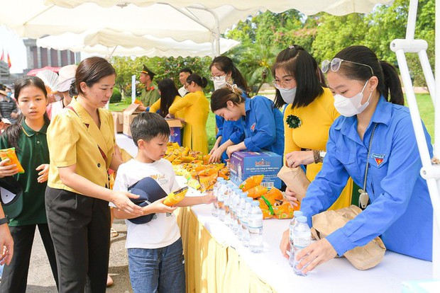 Hàng nghìn người xếp hàng vào Lăng viếng Bác trong ngày 2/9 - Ảnh 8.