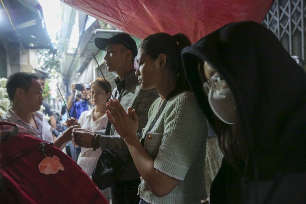 Người dân Hà Nội đội mưa đến nơi xảy ra vụ cháy chung cư mini, đặt hoa tưởng niệm các nạn nhân xấu số - Ảnh 10. Người dân Hà Nội đội mưa đến nơi xảy ra vụ cháy chung cư mini, đặt hoa tưởng niệm các nạn nhân xấu số - Ảnh 10.