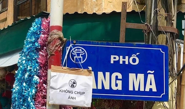 Hàng Mã ngập sắc màu đèn hoa Trung thu, các bạn trẻ nô nức chụp ảnh không còn lo biển cấm - Ảnh 4.