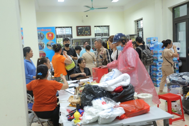 Những tấm lòng hảo tâm gửi đến các nạn nhân vụ cháy chung cư mini - Ảnh 4. Những tấm lòng hảo tâm gửi đến các nạn nhân vụ cháy chung cư mini - Ảnh 4.