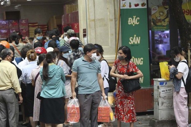 Hà Nội: Đi hơn 10km, xếp hàng chờ cả tiếng đồng hồ để mua bánh Trung thu - Ảnh 7.