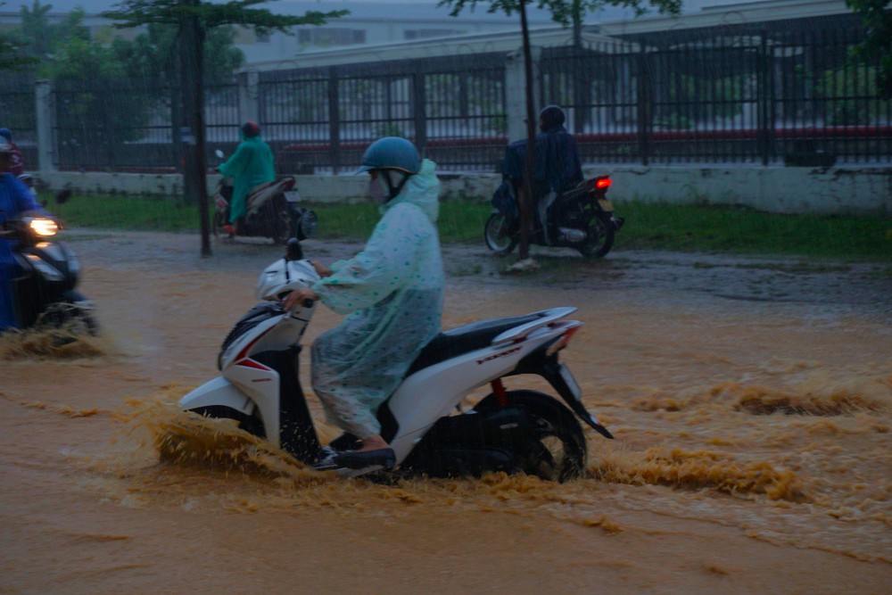 Đà Nẵng mưa trắng trời, phố biến thành sông, hàng loạt phương tiện bị chết máy - Ảnh 5.