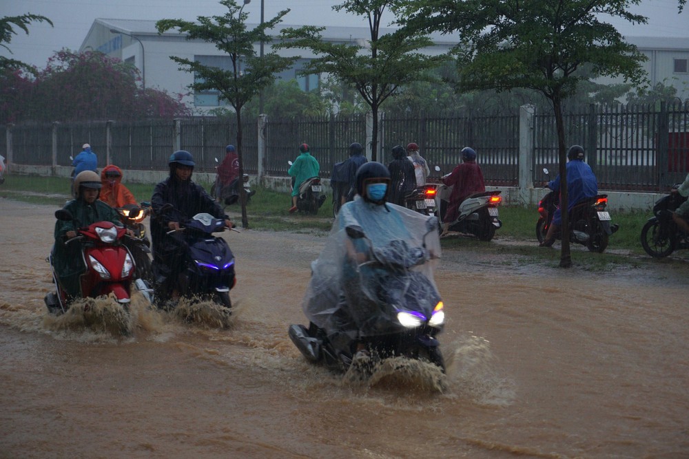 Đà Nẵng mưa trắng trời, phố biến thành sông, hàng loạt phương tiện bị chết máy - Ảnh 7.