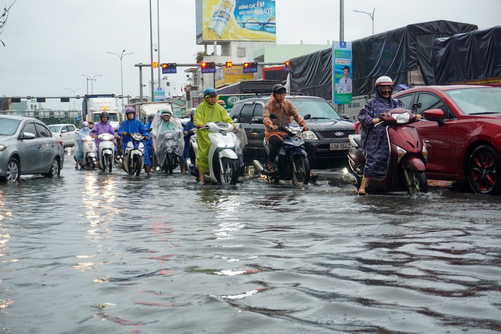 Đà Nẵng mưa trắng trời, phố biến thành sông, hàng loạt phương tiện bị chết máy - Ảnh 1.