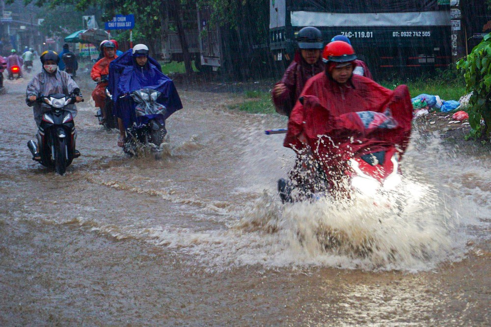 Đà Nẵng mưa trắng trời, phố biến thành sông, hàng loạt phương tiện bị chết máy - Ảnh 3.