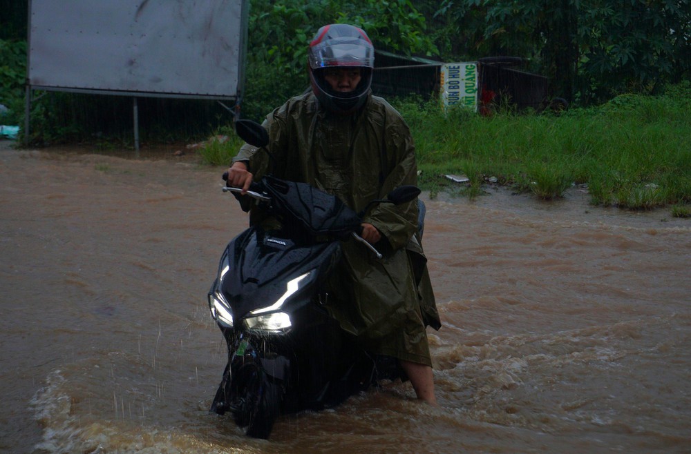 Đà Nẵng mưa trắng trời, phố biến thành sông, hàng loạt phương tiện bị chết máy - Ảnh 9.