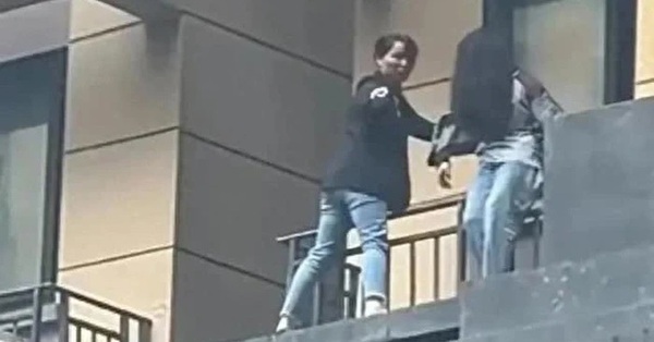 Hình ảnh 2 mẹ con đứng trên ban công dự báo trước bi kịch: Sự thờ ơ làm hại con