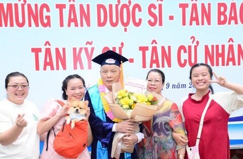 Cụ ông tốt nghiệp dược sĩ ở tuổi 60: “Học để thỏa ước mơ”