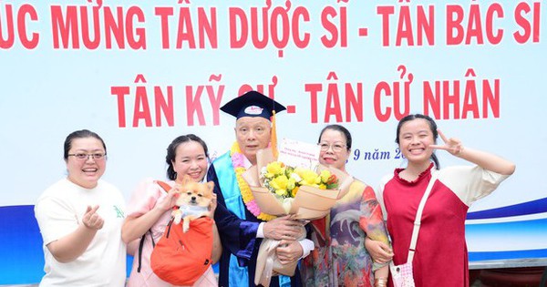 Cụ ông tốt nghiệp dược sĩ ở tuổi 60: “Học để thỏa ước mơ”