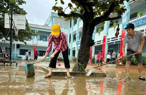 Trường học miền Trung khẩn trương dọn dẹp đón trò sau mưa lũ