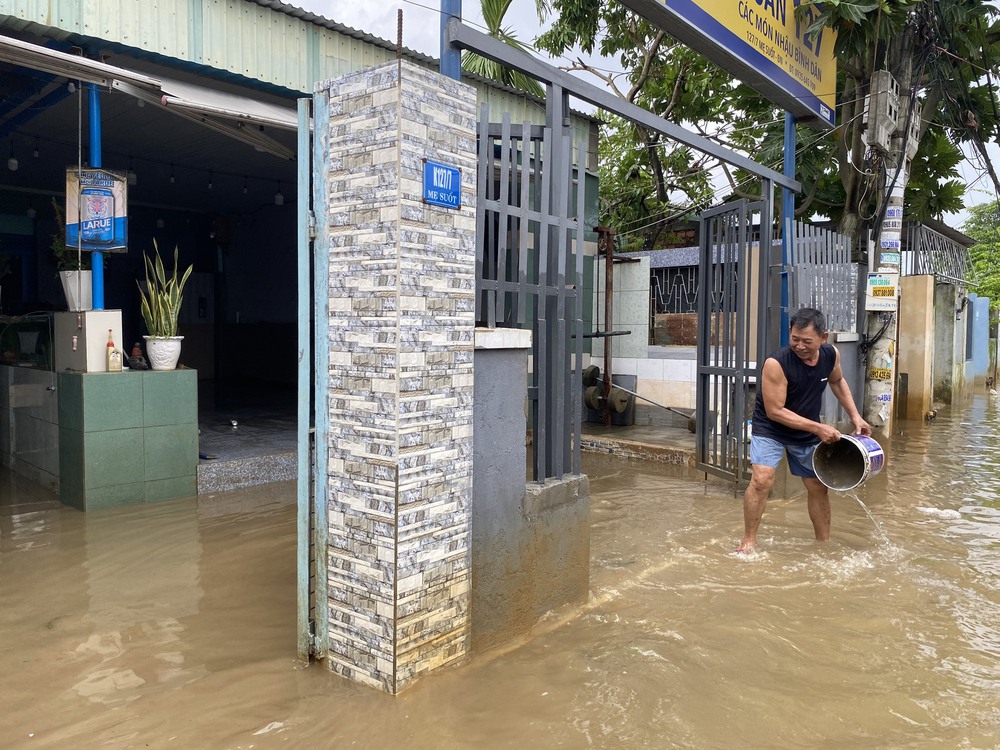 Người dân ở rốn lũ Đà Nẵng tất tả đẩy bùn sau nước rút: Năm nào cũng vậy, khổ quá! - Ảnh 12.