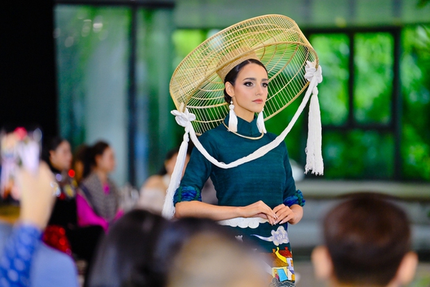 Dàn thí sinh Miss Grand International 4 ngày tại Đà Nẵng: Phát cuồng vì món Việt, bung skill diễn loạt BST áo dài hoành tráng - Ảnh 10.