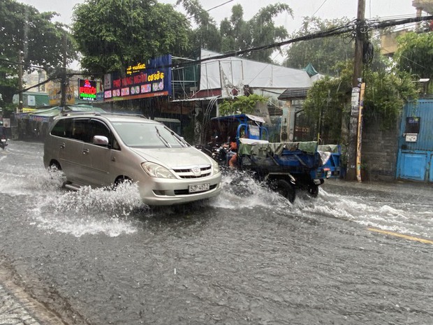 Dân công sở than trời vì mưa ngập, kẹt xe khắp TPHCM: Đầu tuần chưa làm được gì đã mất cả trăm nghìn tiền taxi - Ảnh 2.